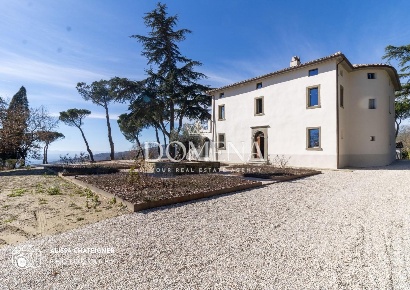 Foto Villa unifamiliare a Tuoro sul Trasimeno Centro di 415 m² in vendita