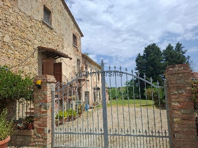 Foto Casale a Gambassi Terme di 397 m² con 10 locali in vendita