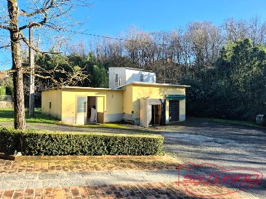 Foto Locale commerciale a Capannori Marlia di 140 m² con 6 locali