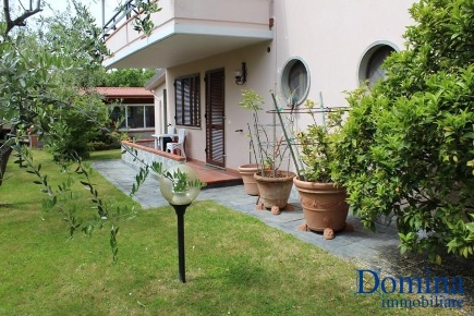 Foto Villa bifamiliare a Massa Marina di Massa Centro di 140 m² in vendita