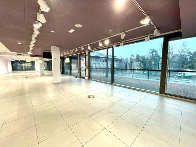 Foto Negozio in Via Roma, Olgiate Comasco Centro di 450 m² con 1 locali