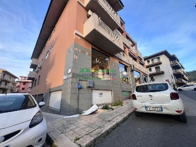 Foto Magazzino in Via Canicarao, Comiso Centro di 200 m² con 4 locali