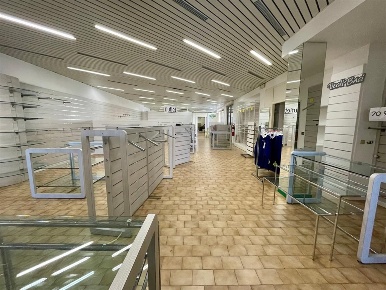 Foto Negozio in Via Cavour, Castronno Centro di 400 m² con 4 locali
