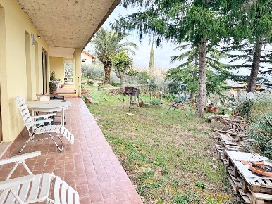 Foto Casa indipendente a Perugia di 450 m² con 15 locali in vendita