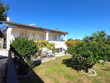 Foto Villa bifamiliare in Via Mentana 9, Nettuno di 170 m² con 6 locali