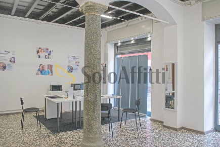 Foto Locale commerciale a Mariano Comense Centro di 45 m² con 1 locali