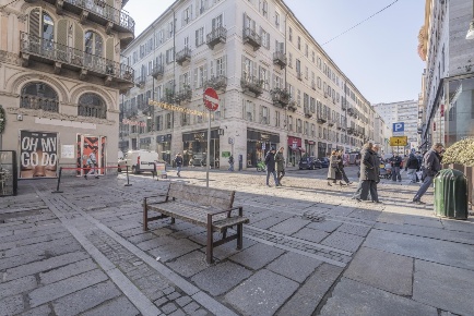 Foto Attività commerciale in Via Antonio Gramsci  15, Torino Via Roma