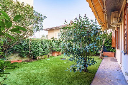 Foto Villa a schiera in Via V. Busi, Rezzato di 146 m² con 3 locali