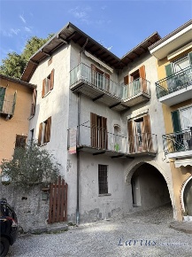 Foto Appartamento in Via San Maurizio, Erba Centro di 149 m² con 5 locali