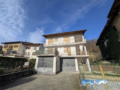 Foto Casa indipendente in Via Garibaldi, Vistrorio di 200 m² con 8 locali