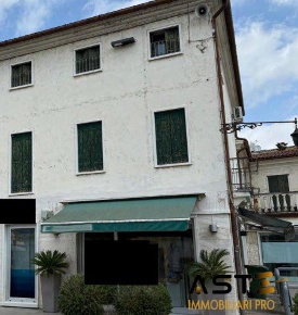 Foto Locale commerciale in Piazza Umberto I, Camisano Vicentino Centro
