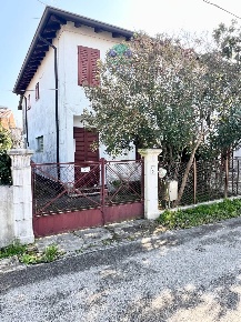 Foto Villa bifamiliare a Turriaco di 140 m² con 4 locali in vendita