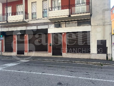 Foto Negozio in Via Monsignor Polvara 42, Lecco Caleotto di 50 m²