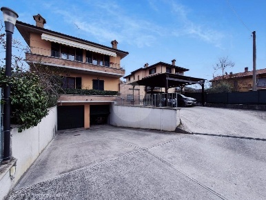 Foto Appartamento in Via della Pieve, Gubbio di 111 m² con 7 locali