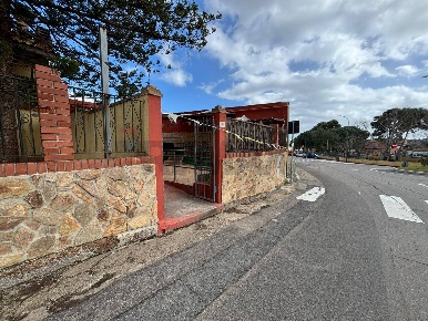 Foto Locale commerciale in Via Amendola 48, Capoterra Centro di 200 m²