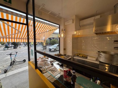 Foto Negozio in Piazzale Stazione Porta Genova, Milano Navigli - Darsena