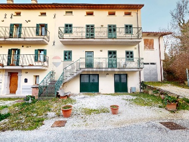 Foto Casa indipendente a Gualdo Tadino Morano Osteria di 217 m² in vendita