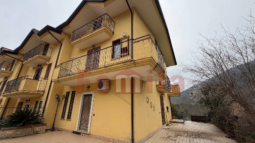 Foto Villa a schiera a Quadrelle di 240 m² con 6 locali in vendita