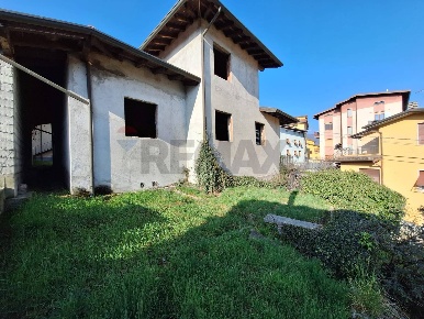 Foto Casa indipendente a Pianico di 280 m² con 8 locali in vendita