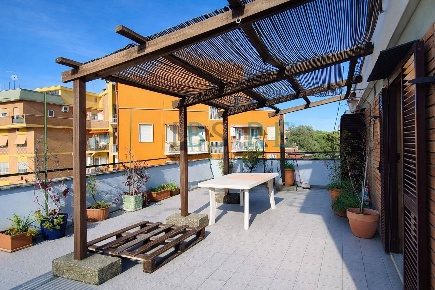 Foto Attico in Via Soratte, Roma Città Giardino di 160 m² con 5 locali