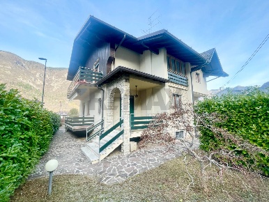 Foto Villa unifamiliare in Via Torino 2, Piario di 300 m² con 8 locali