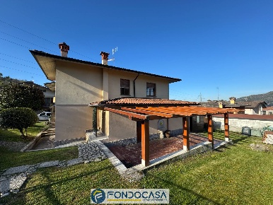 Foto Villa unifamiliare a Capriolo Centro di 265 m² con 7 locali in vendita