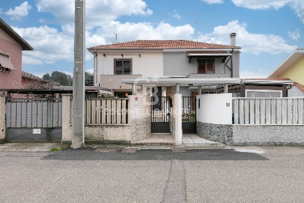 Foto Villa unifamiliare in VIA MERANO 1A, Canegrate di 95 m² con 3 locali