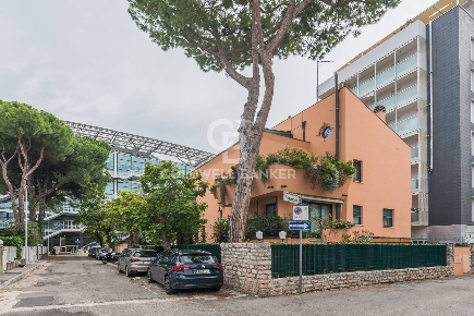 Foto Appartamento in Viale Orazio, Riccione Centro di 280 m² con 10 locali