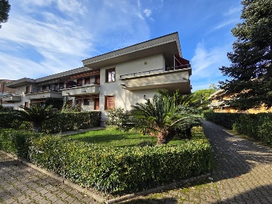 Foto Appartamento a Massa Marina di Massa Centro di 120 m² con 6 locali