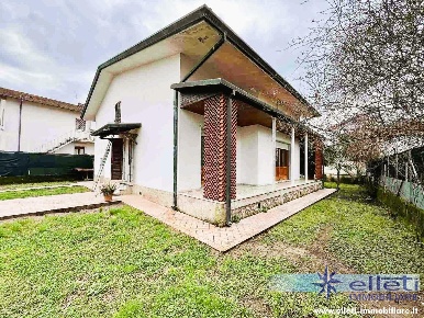 Foto Villa unifamiliare a Massa Marina di Massa Centro di 140 m² in vendita
