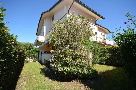 Foto Villa bifamiliare a Montignoso Cinquale di 200 m² con 5 locali