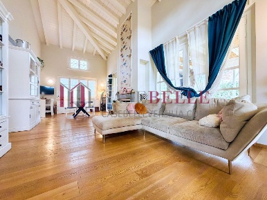 Foto Villa unifamiliare a Forte dei Marmi Centro di 200 m² con 7 locali