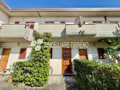 Foto Villa a schiera a Massa Marina di Massa Centro di 70 m² con 3 locali