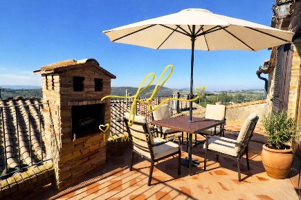 Foto Casa indipendente a Pomarance di 250 m² con 11 locali in vendita