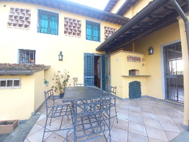 Foto Villa bifamiliare a Camaiore Capezzano Pianore di 110 m² con 3 locali