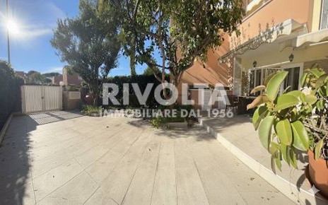 Foto Villa a schiera in Viale Nettuno, Fiumicino di 100 m² con 6 locali