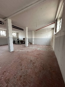 Foto Magazzino in via Crivelli 25, Varedo di 86 m² con 1 locali in vendita