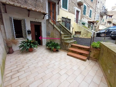 Foto Appartamento in Via Mazzini, Caprarola Centro di 50 m² con 3 locali