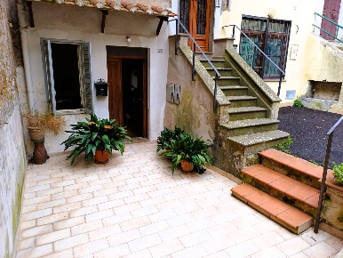 Foto Appartamento in Via Mazzini, Caprarola Centro di 50 m² con 3 locali