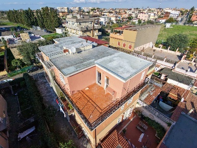 Foto Attico in Via Franco Da Perugia, Roma Acilia di 80 m² con 2 locali