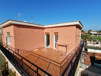 Foto Attico in Via Franco Da Perugia, Roma Acilia di 80 m² con 2 locali