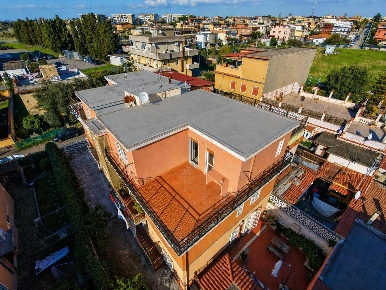 Foto Attico in Via Franco Da Perugia, Roma Acilia di 80 m² con 2 locali