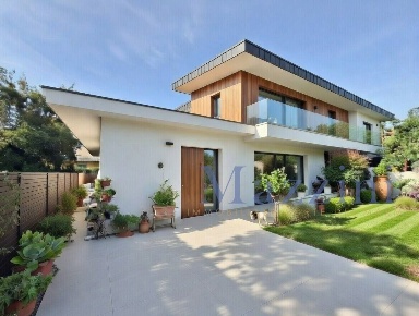 Foto Case semi ndipendenti in via carrara, Forte dei Marmi Centro di 130 m²