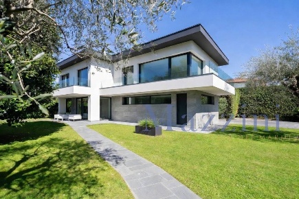 Foto Villa unifamiliare in Via Allende, Forte dei Marmi Centro di 360 m²