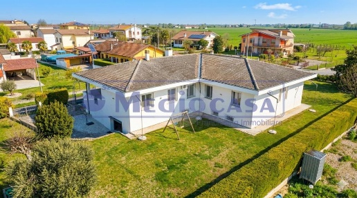 Foto Villa unifamiliare in via dei mille, Rovigo Rovigo Est di 356 m²