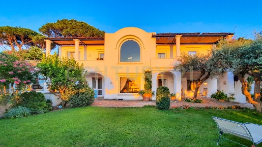 Foto Villa unifamiliare in Strada Faro di Carena 80, Anacapri di 334 m²