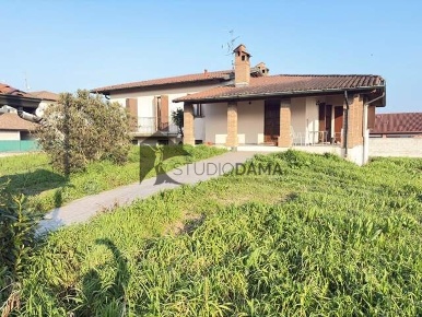 Foto Villa unifamiliare a Borgo San Giacomo Centro di 280 m² con 7 locali