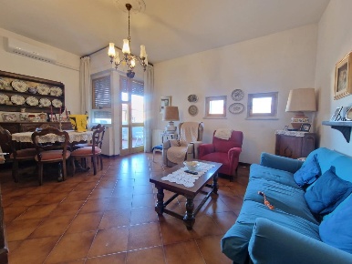 Foto Appartamento a Carrara Marina di Carrara di 120 m² con 6 locali