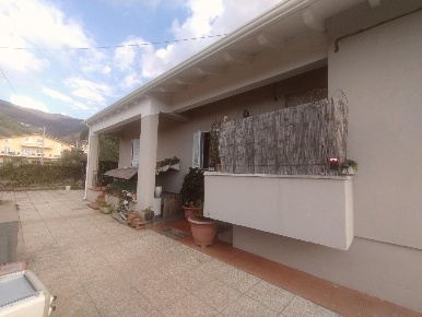 Foto Villa bifamiliare a Massa Castagnola di 100 m² con 4 locali in vendita