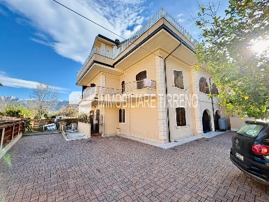 Foto Attico a Massa Marina di Massa Centro di 70 m² con 3 locali in vendita